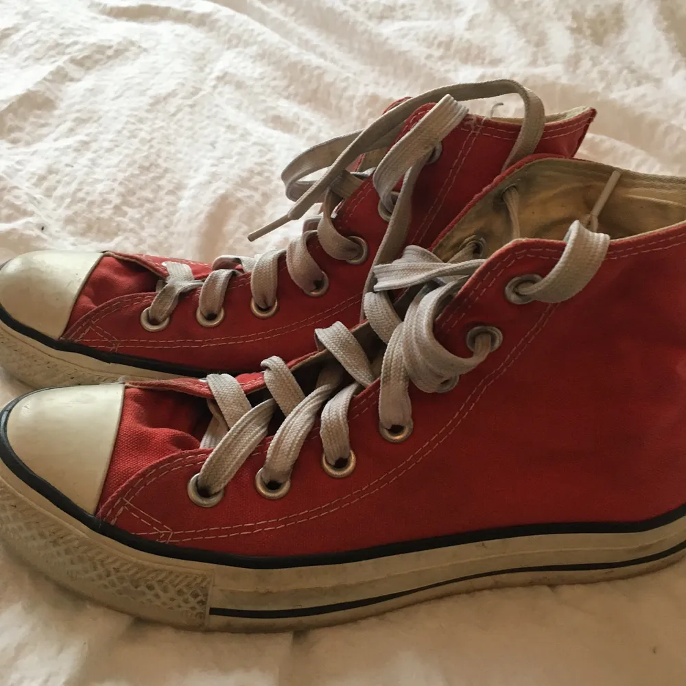 Röda converse i stl 37, lite smutsiga men går att tvätta. Skosnörena är också lite smutsiga men går att fixa 💗. Skor.