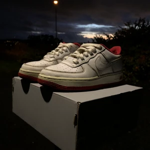 Nike Air Force 1(GÅR INTE ATT FÅ TAG PÅ) - De här skorna tillverkas inte längre. De är storlek 36,5 och innermåttet är 23,5 cm. De är i använt skick, men väldigt fina. Sulan är lite sliten, men inget som märks! Tveka inte att höra av dig!