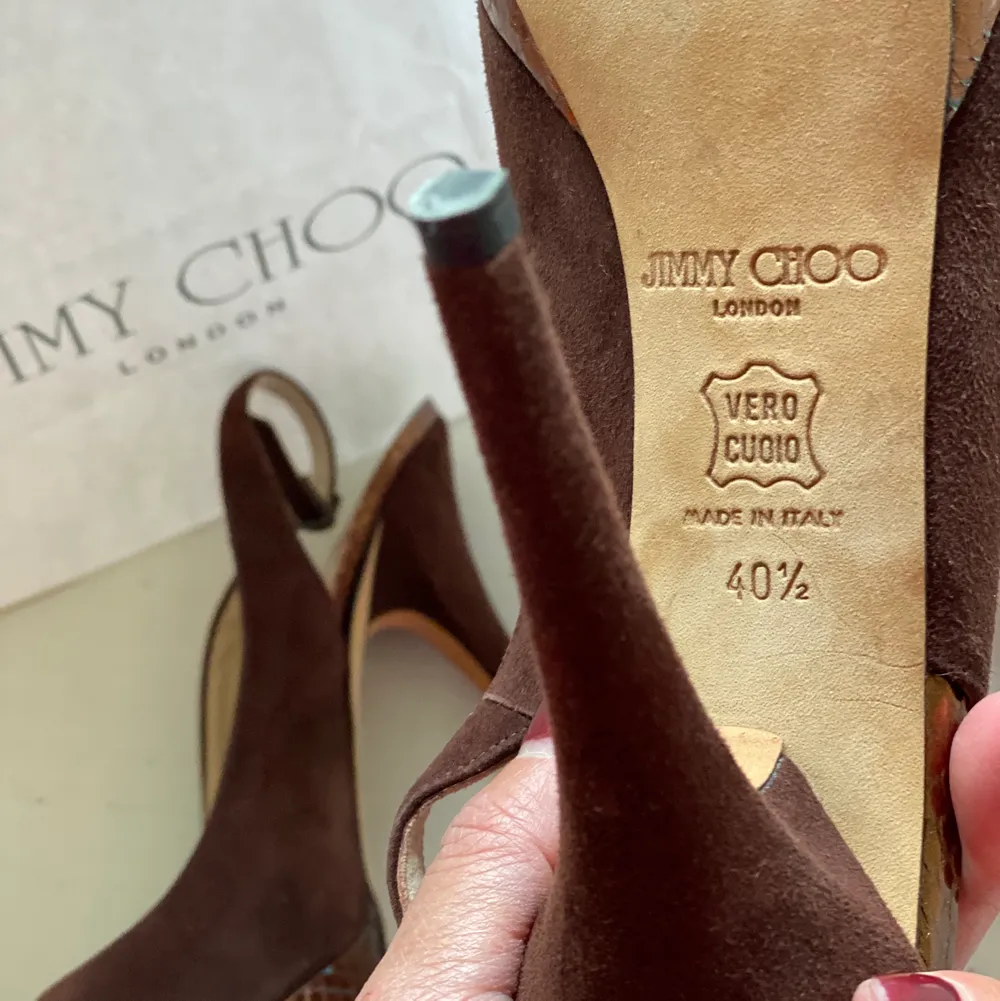 Peep Toe high heels, mörk bruna i mocha, köpte i Jimmy Choo butik i New York för 4,600 kr , änvant få gånger ,  rensar min garderob , storlek 40.5, passar mig som är 40 . Skor.