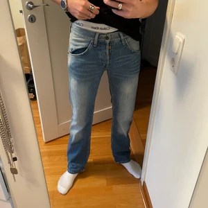 Feta vintage Wrangler Jeans - Säljer ett par vintage Wrangler Jeans i storlek W30 L32. De är skitsnygga och i bra skick. Som man ser på bilden är byxorna lite väl tajta för min del - jag bär vanligtvis W32