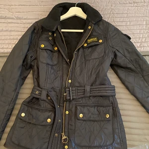 Barbour jacka - Storlek S, väldigt lite använt 