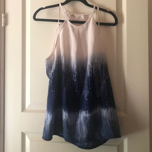 Blåvit blus - Blåvit blus från H&M, aldrig använd. Strl 44 💙