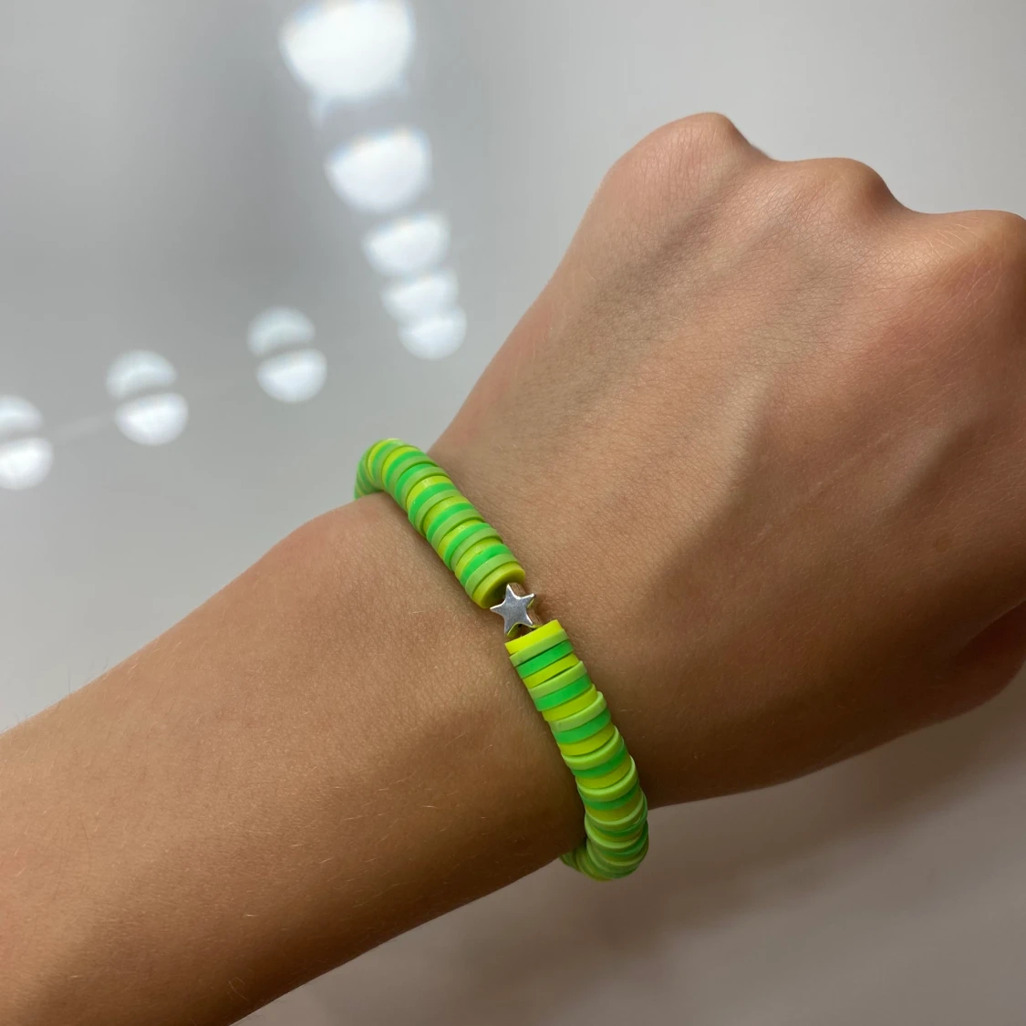 Grönt armband med stjärna 