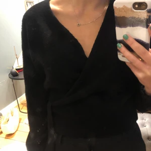 Stickad wrapblus  - Från and Other stories 