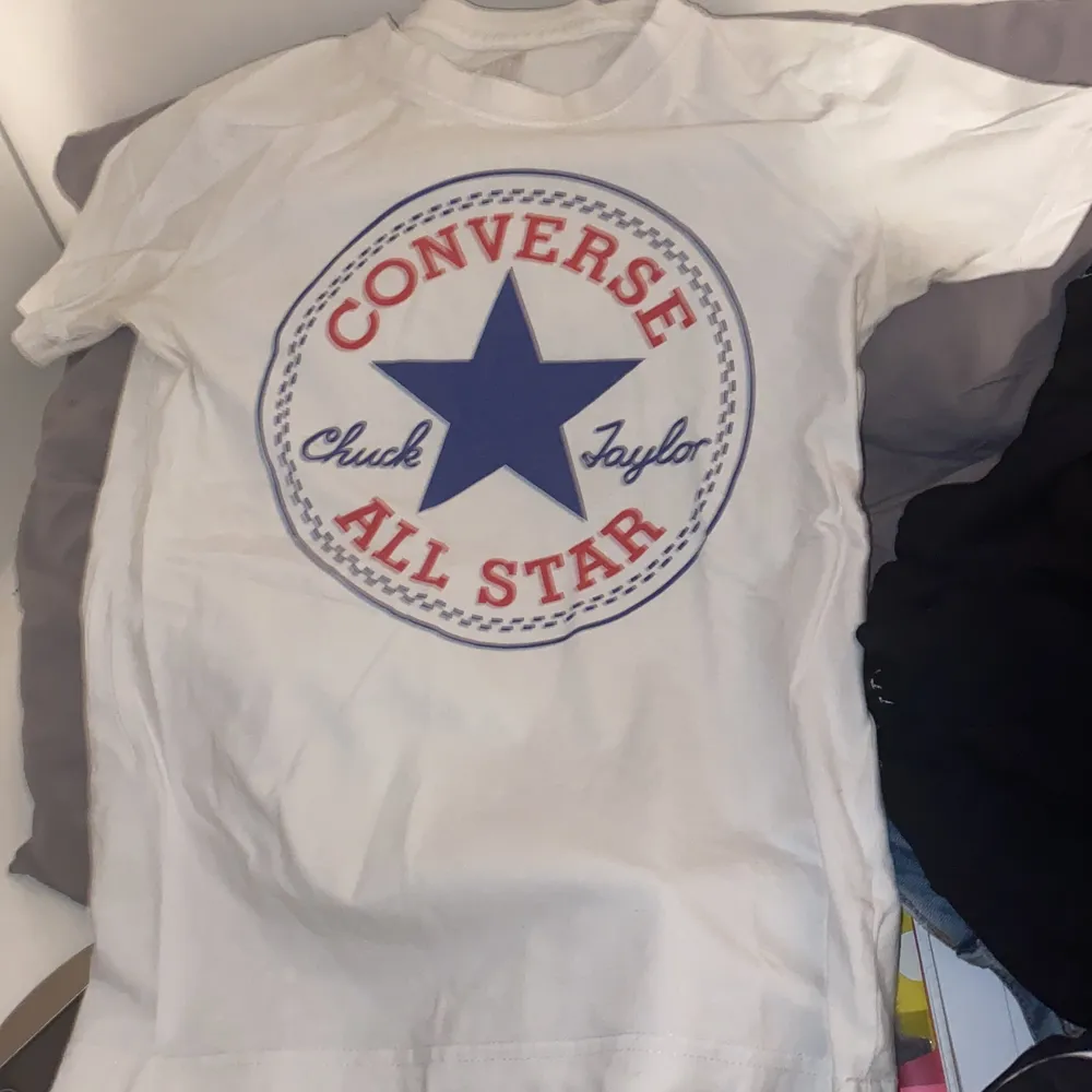 Vit Converse T-shirt, inköpt i Converse butik i USA för ca 30dollar. Superfin verkligen och säljes då den knappt är använd och kommer tyvärr inte till någon användning. Den är i strl 128-140cm/8-10 år, men passar fortfarande mig som är 164cm och bär strl XS och S idag. . T-shirts.