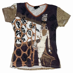 Custo barcelona tshirt - T shirt från custo barcelona i toppenskick och väldigt unikt mönster😍 storlek s men stretchigt material så passar även större storlekar