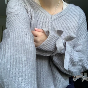 Stickad tröja  - Jättegullig och skön stickad tröja. Använt ett fåtal gånger. Sticks INTE. Jätteskön verkligen. Köparen står för frakt. 