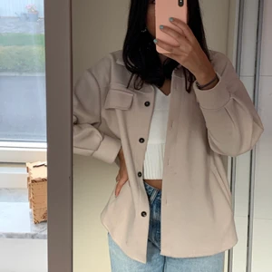 Skjort jacka - Säljer min skjortjacka i denna fina ljusa färg i bra skick! Perfekt nu till hösten! Jag är 166cm och frakt tillkommer 💕💕