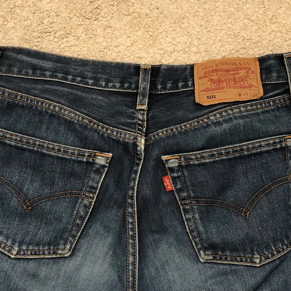 Tänkte kika intresset på dessa sjukt snygga och trendiga Levis jeans 501. LÅGMIDJADE😍😍 I storlek W29L32, vilket jag skulle säga passar en som har 34-38. Jag är ca 160 och dom går ner över hälarna på mig. Bra längd för någon mellan 1,55 - 165. Om man vill ha dom lite längre. Köpte på en second hand affär för ca 6 mån sedan, säljer då dom inte kommer till användning. I otroligt bra skick, dom ska vara urtvättade i färgen😸 Säljer endast om jag blir nöjd med buden. Hör av er om ni har några frågor!💖. Jeans & Byxor.