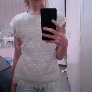 Vit tröja  - Jätte fin vit tröja men inte min stil 