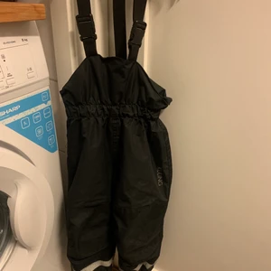 Skalbyxor kuling - Skal byxor från kuling i strl 74/80. Har några obehandlade fläckar vid benen som inte stör funktionen.