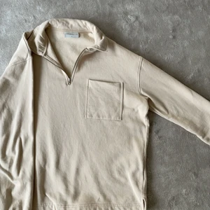 Beige half zip - Säljer en biege half zip träja som är köpt på volt i Linköping för 999kr. Inget fel på tröjan, använd ca 3 ggr bara men den har inte kommit till användning bara. Säljer den för 349 kr eller köp direkt för 499kr. (Obs, köpare står för frakt)