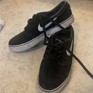 Nike skor  - Gamla Nike skor, använda men supersnygga! Har liknande passform som vans, 