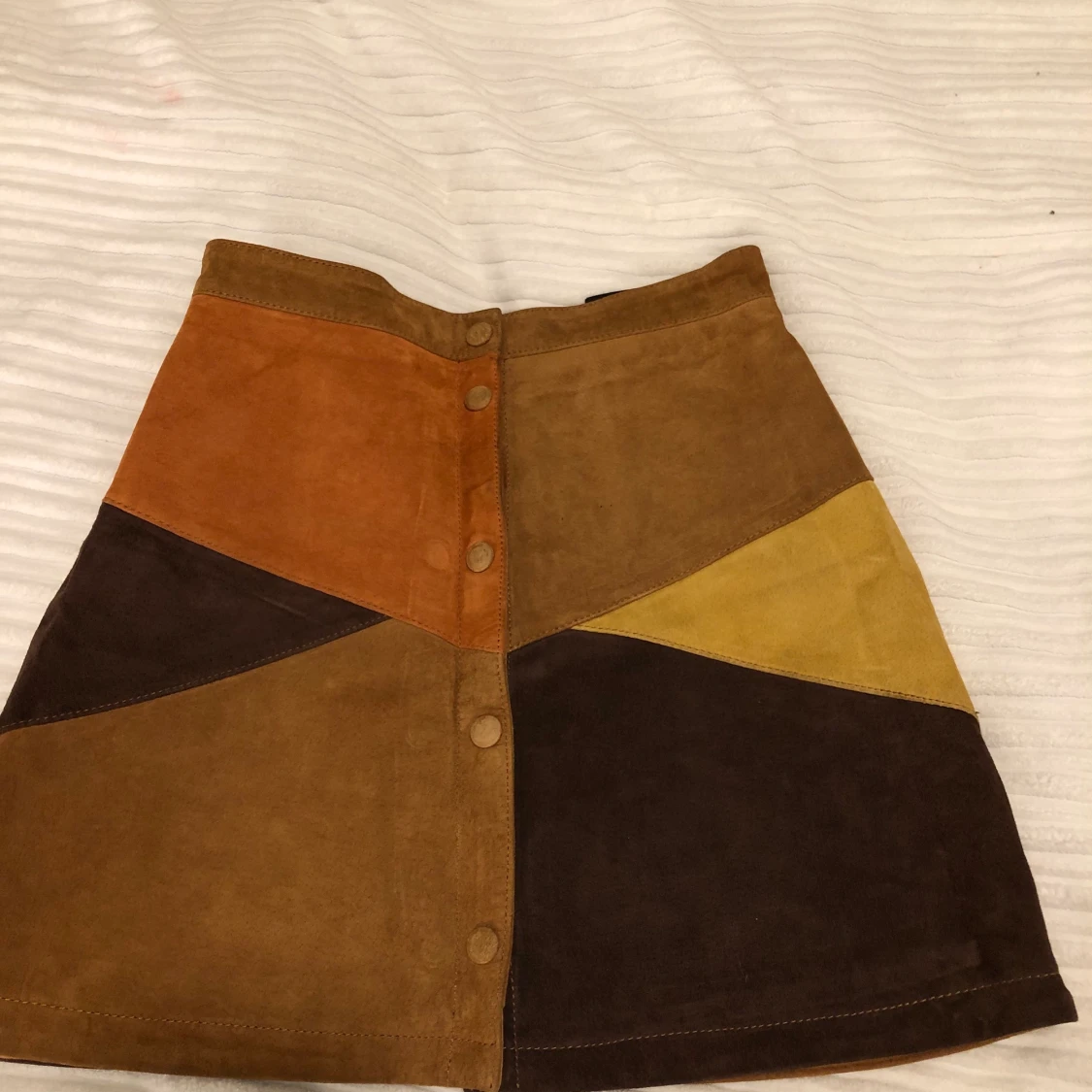 En mönstrig kjol i brunt tema 