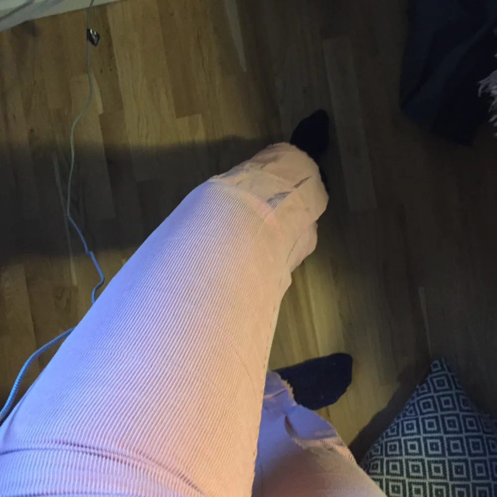 Rosa manchesterbyxor från Indiska. Går nästan ända ner till golvet på mig som är 168 cm. Supersnygga och våriga🙌🏻. Jeans & Byxor.