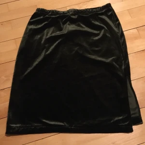 Sammetkjol med slits - Grön sammetkjol med resår i midjan och slits på sidan. 