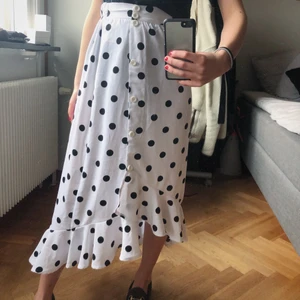 Prickig kjol från Monki - Säljer den prickiga, somriga kjol från Monki som går att justera lite på olika sätt beroende på hur man vill att den ska sitta. ❤️❤️🥰