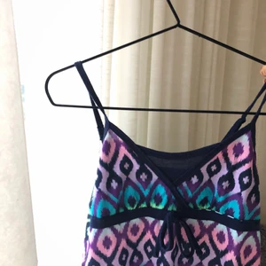 80-tals klänning - Säljer min asballa 80-tals klänning som är perfekt outfit till sommarfest med kanske hippie-tema eller liknande. Köpt för flera år sen i USA så det är barnstorlek (14 år) men skulle säga passar en XS/S.