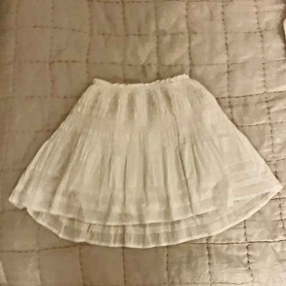 Lägger ut igen pga ångrande vid köp, SÅ FIN vit kjol köpt från zara, helt slutsåld och säljes då den är för stor för mig, har lite volanger och olika mönster🥰 Jag säljer för 200 + frakt:) Hör av er vid intresse❣️❣️❣️. Kjolar.