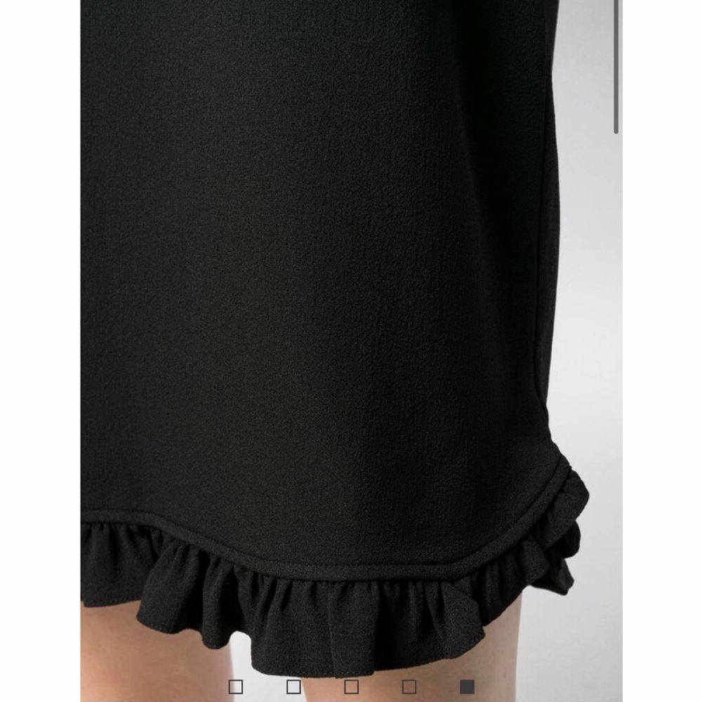 GANNI“AI.B” svart klänning med volanger Storlek 34 Nyskick  Längd: 92cm Material: 97% polyester - 3% elastan  *RÖKFRI OCH DJURFRI HEM*. Klänningar.