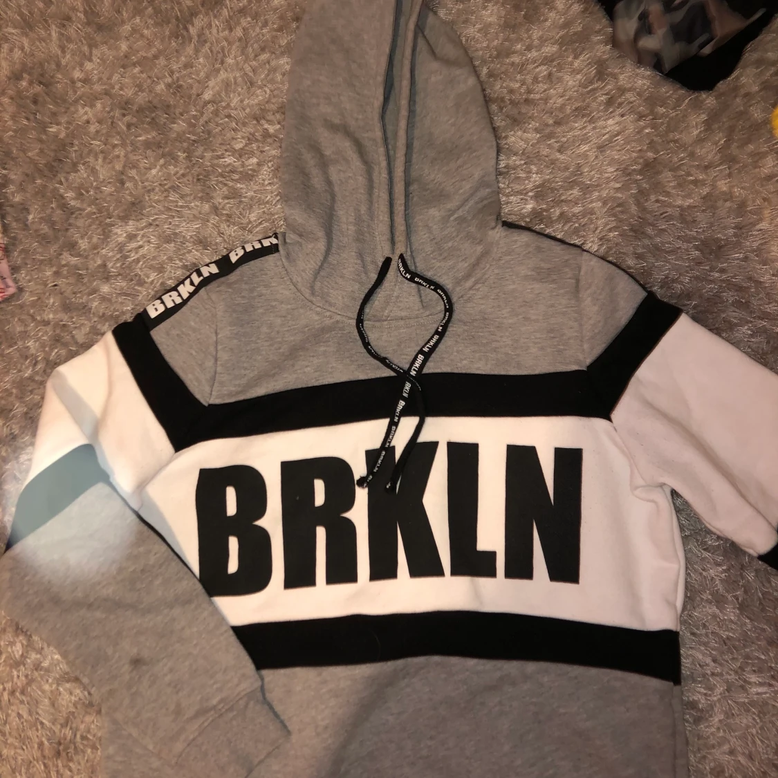 Hoodie med text
