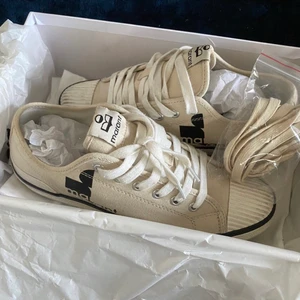 Isabel marant sneakers - Säljer mina fina Isabel Marant sneakers i storlek 39. Dem är använda 2-3 gånger så inga slitningar, har inte tvättat dem därför ser dem lite smutsiga ut på bilderna på kommer självklart göra de om dem blir sålda:) 