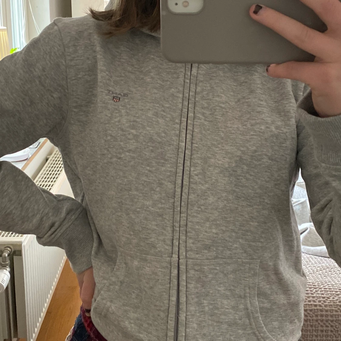 Grå hoodie