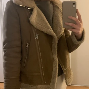 Beige bikerjacka - Bikerjacka i bra skick, endast använd några gånger. Är som ny. Är i storlek S från Zara.