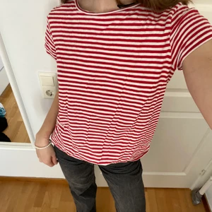 Randig tröja  - Så fin randig tröja som inte kommer till användning längre. Fint skick. Strl M men skulle säga S💜