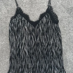 SÖKER DETTA LINNE! - SÖKER DETTA LINNE i storlek XS💕💕💕💕. Svart linne med silver och spets från zara, har som ett zebra mönster