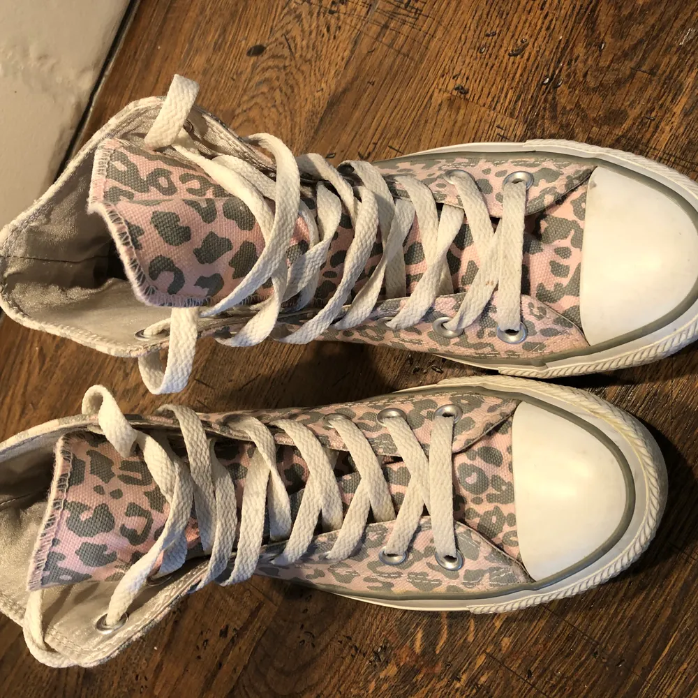 Äkta converse i rosa/leopard mönster. Går ej längre att få tag på. Sparsamt använda som framkommer på bild. Stl 37.  Kan skicka fler bilder. Skor.