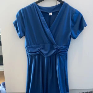 Blå klänning - En blå klänning storlek M. Nyskick. Gratis frakt 
