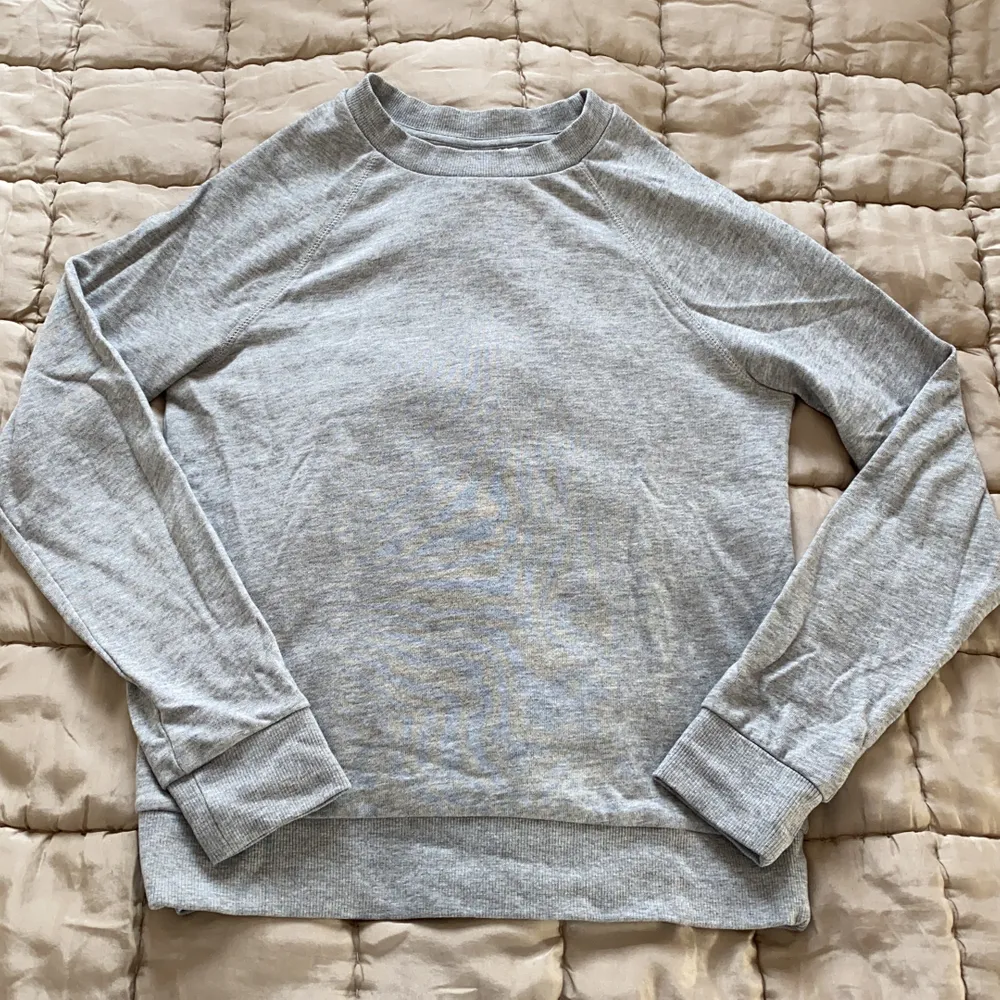 Tunn grå sweatshirt från H&M (Divided) i storlek XS 🤍🤍 Tröjan är i fint skick! Samfraktar gärna med andra plagg och betalning sker via Swish 🥰. Tröjor & Koftor.