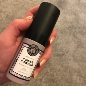 Maria nila volumizing powder - Endast testad! Köpt på Lyko för 300kr.. Ett volymgivande puder. Applicera i torrt hår nära rötterna och gnugga in för ett matt och volymgivande resultat.  Sulfat- och parabenfri med 100% veganska ingredienser. Förpackningen är till 100% CO2-kompenserad.  2g