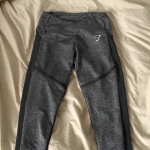 Gymshark tights - Tights från gymshark i grått. Mesh på baksidan o sidan av byxorna. Inbyggda fickor på sidan. Finns även en fick på insidan av byxan. Bra skick, använd en del gånger. Kan mötas upp eller posta. Köparen står för frakten