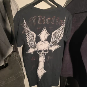 affiction y2k tshirt - snygg affliction t shirt. y2k märke som var väldigt stort på 2000-talet!! bra skick, snygga tryck :) passar storlek S. 