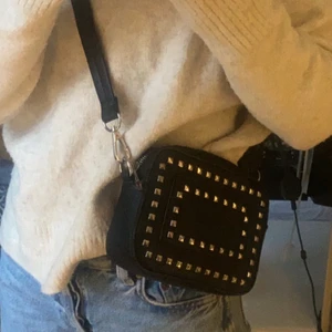 🖤svart väska med nitar🖤 - 🖤Säljer en jätte cool liten svart väska med nitar🖤 i väldigt bra skick🖤
