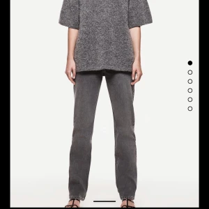 Jeans Straight Unit 03 - Helt nya jeans med prislappen kvar! Superpopulära och slutsålda. Säljer pga av att jag köpte fel storlek. Buda från 250kr💕💕 KÖP DIREKT: 500kr + frakt