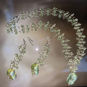 Halsband och örhängen sett - Ett sett med matchande örhängen och halsband, av metall och gröna glaspärlor❣️ krokarna på örhängena är självklart av silvertråd, och frakten bjuder jag på🤩🤩🤩                                                                                ——————————————————————————— Jag kan göra specialbeställda smycken, det är bara att höra av dig❤️🌟 ——————————————————————————— Kika gärna in på min profil, säljer en massa olika handgjorda smycken💃🏼 perfekt till dig själv eller i present till någon❣️✨