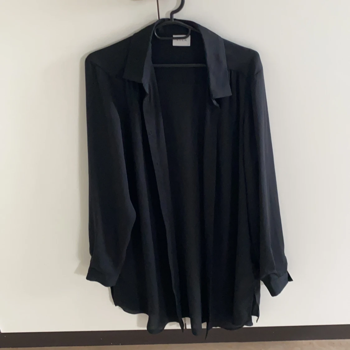 Lång skjorta i luftigt material 