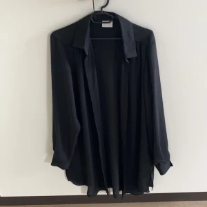 Lång skjorta i luftigt material  - En tunn å fin skjorta i storlek L