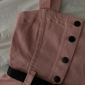 Helt ny klänning - Helt ny, super söt rosa klänning 🤍 köpte denna för ca 1 år sedan men har aldrig fått någon användning av den då jag nästan aldrig använder klänning. Den är helt ny med prislappar kvar, köpt för 299kr. Skicka privat vid frågor eller intresse💗