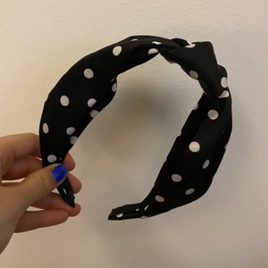 Diadem  - Superfint och trendigt diadem från h&m som liknar det slutsålda från new look, det kompletterar verkligen outfitten! Använt några få gånger och är som nytt. Priset är inkl frakt💗
