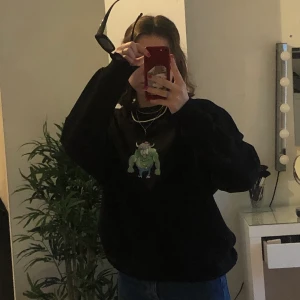 Fin sweatshirt ifrån weekday - Säljer denna söta sweatshirten ifrån Weekday!! Gosigaste materialet inuti och plagget är helt i nyskick, endast testad men sedan har den tyvärr inte används😔 Behöver rensa ut kläder så tyckte denna förtjänade en plats på plick💜 nypris 350!