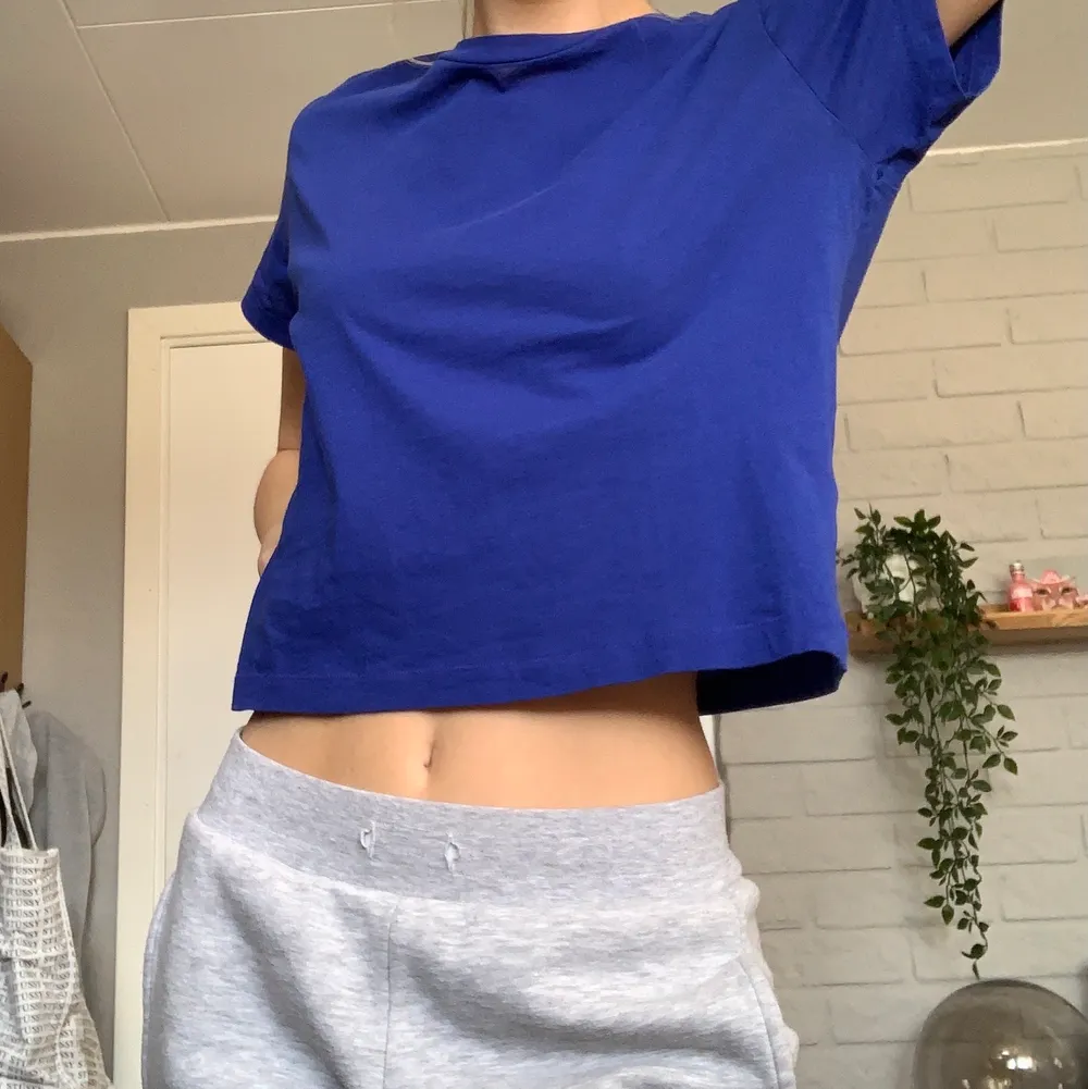 Snygg blå tröja från weekday använd en gång. 124 ink frakt. T-paidat.