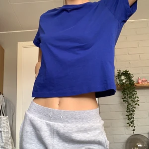 Weekday tshirt  - Snygg blå tröja från weekday använd en gång. 124 ink frakt