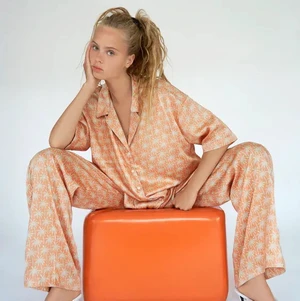 Långa Silkesbyxor - Långa najs högmidjade silkesbyxor med palmer på. Från zara. Kan användas som festbyxor eller pyjamasbyxor typ. Frakt 40kr. Buda i kommentarerna 