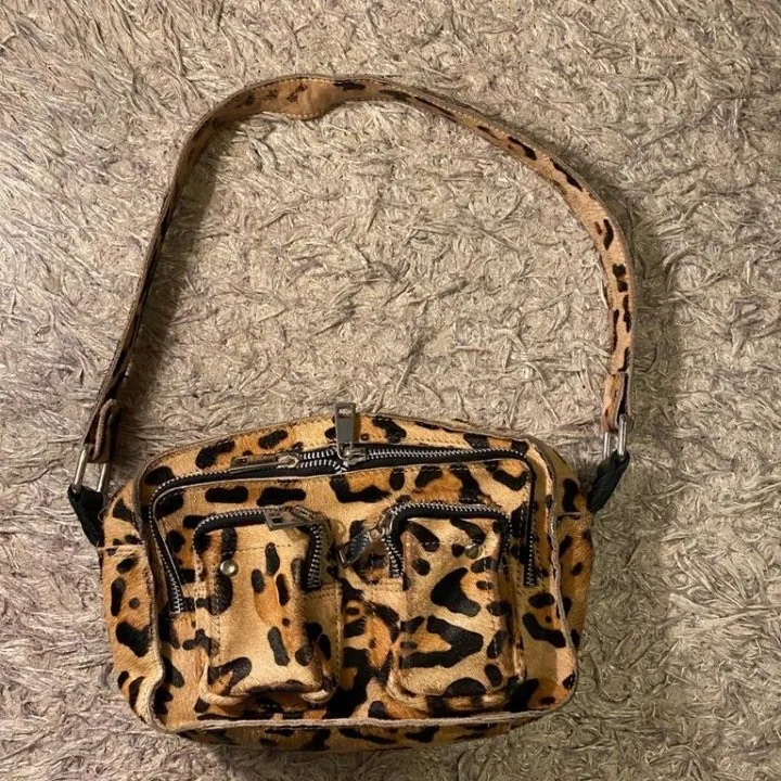 Superfin leopardmönstrad väska! Köpt 2019 och har används en del så den har lite slitage på ”pälsen” på baksidan samt inre sidan av axelbandet. Kan mötas upp eller posta, köparen står för frakten:). Väskor.