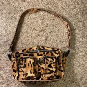 Superfin leopardmönstrad väska! Köpt 2019 och har används en del så den har lite slitage på ”pälsen” på baksidan samt inre sidan av axelbandet. Kan mötas upp eller posta, köparen står för frakten:)