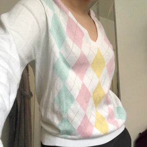 Rutig tröja - En snygg vit tröja med pastellfärgade rutor på. Hel vit baksida. Färgerna är aningens blekare på bild. Okänt märke då den är köpt second hand och etiketten är avklippt. Passar nog mellan XS och M beroende på hur man vill att den ska sitta.